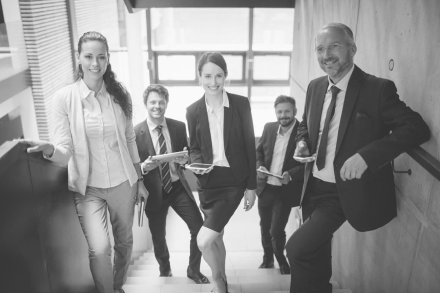 Professionnel analysant des données financières sur plusieurs écrans