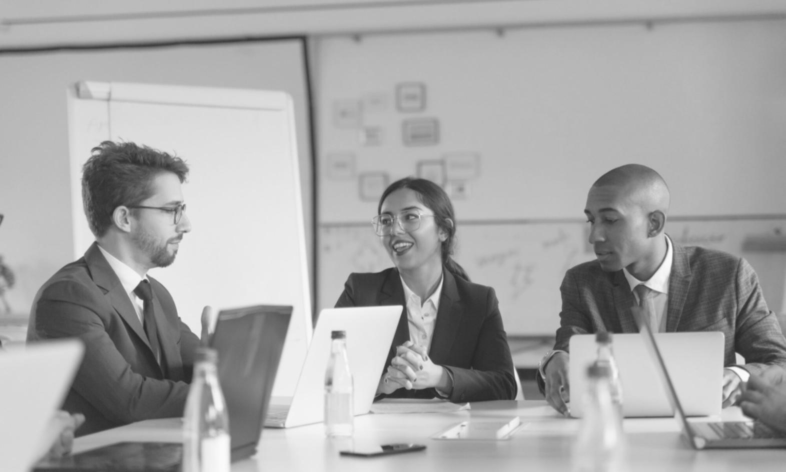 Équipe de consultants fermorivae en réunion de planification budgétaire